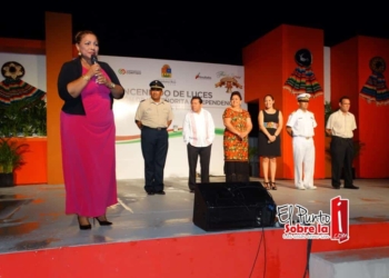 SOCIALES: Coronaron a Adriana Viera Ruvalcaba como “señorita Independencia 2015, en Chetumal
