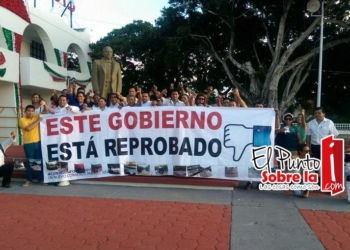 Otra payasada del líder del PRD en Quintana Roo: “Reprueba” al gobierno de Paul Carrillo