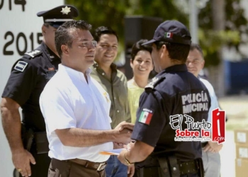 Mauricio Góngora entrega lotes habitacionales y equipamiento a policías