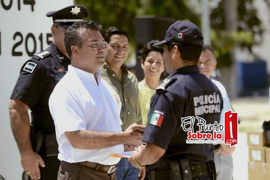 Mauricio Góngora entrega lotes habitacionales y equipamiento a policías
