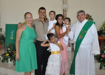 Doble bautizo celebra la familia Vivaral López en la iglesia Yermo y Parres