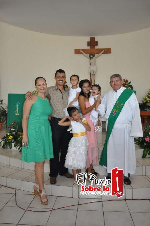 Doble bautizo celebra la familia Vivaral López en la iglesia Yermo y Parres