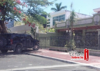 El prepotente empresario Rodolfo Valle Villaseñor, utiliza la banqueta como estacionamiento