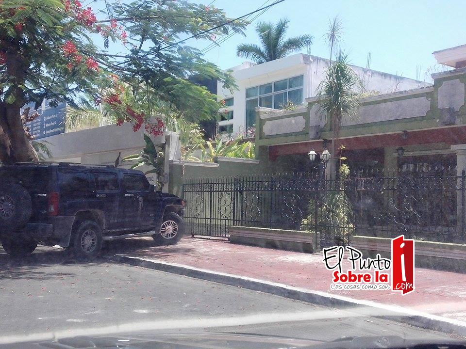 El prepotente empresario Rodolfo Valle Villaseñor, utiliza la banqueta como estacionamiento