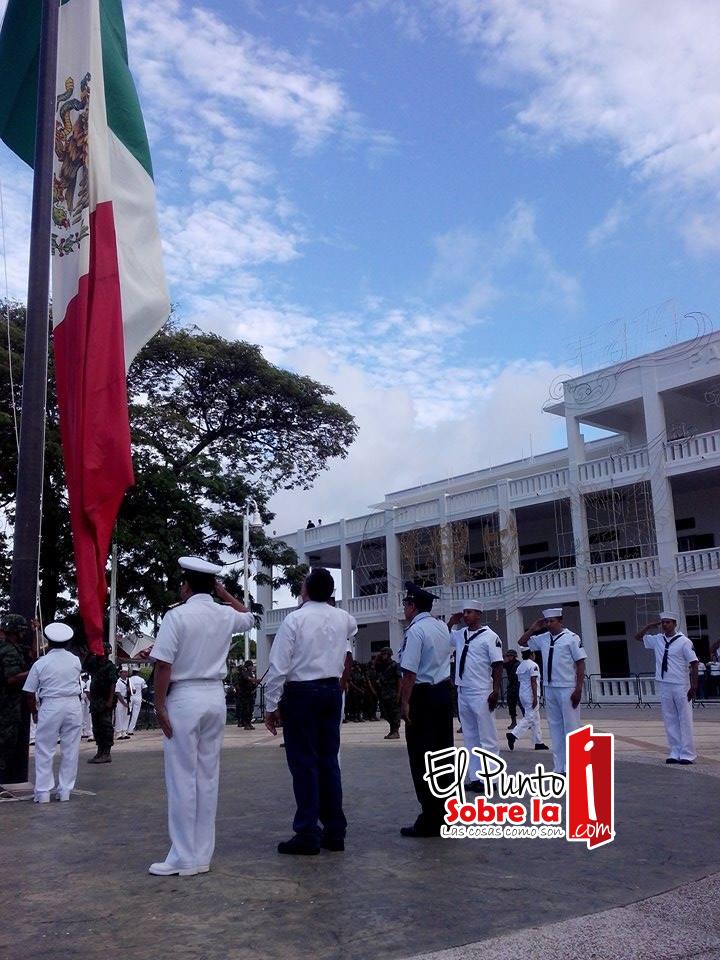 Arranca mes patrio con izamiento de Bandera y ofrenda floral