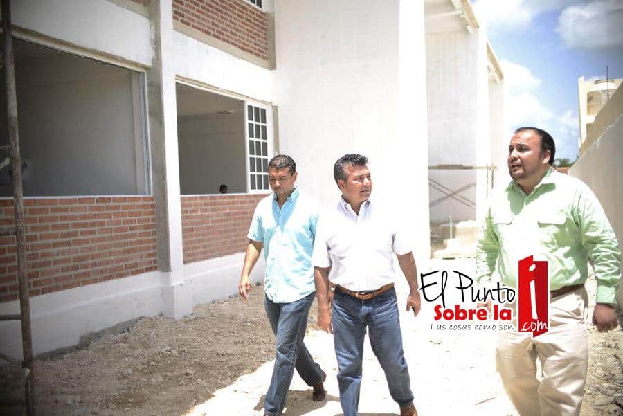 Mauricio Góngora cumple con más escuelas