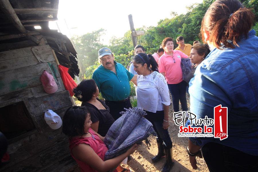 Entrega Abuxapqui apoyos a familias de colonias vulnerables