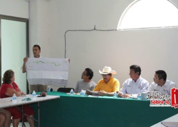 Bacalar Con Desarrollo Ordenado En La Laguna De 7 Colores