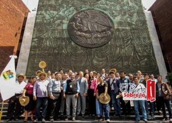 Los diputados Cesar Camacho y Arlet Mólgora reciben a campesinos de Quintana Roo en el Congreso de la Unión