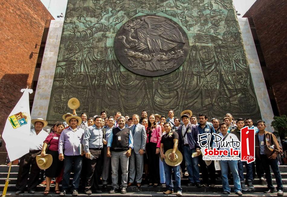 Los diputados Cesar Camacho y Arlet Mólgora reciben a campesinos de Quintana Roo en el Congreso de la Unión
