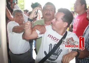 Militantes de MORENA se enfrascaron a empujones y golpes
