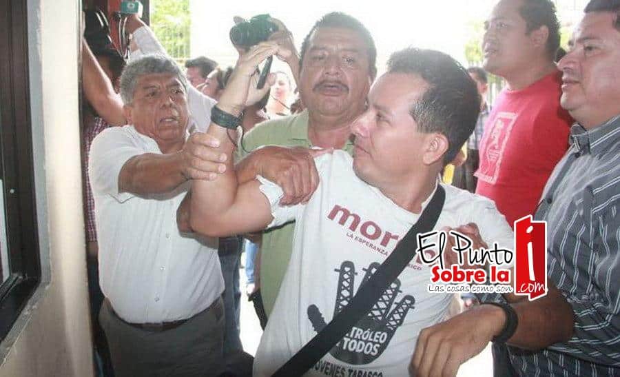 Militantes de MORENA se enfrascaron a empujones y golpes
