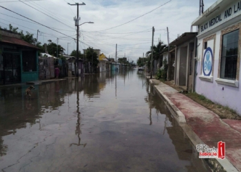 Familias esperan ayuda en la calle Chablé