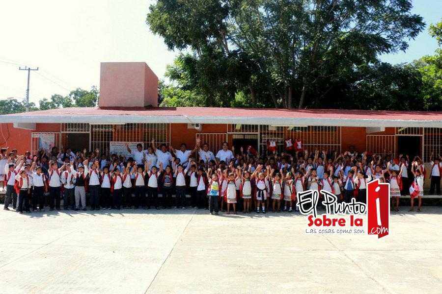 Entrega José Chacón Arcos material en zona de los Chunes