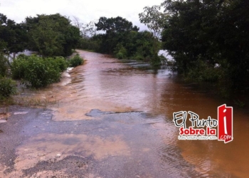 Se forman espejos de agua en carreteras de la zona rural de Bacalar 
