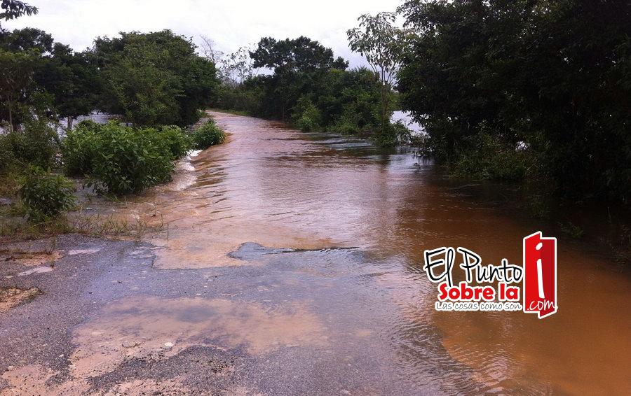 Se forman espejos de agua en carreteras de la zona rural de Bacalar 