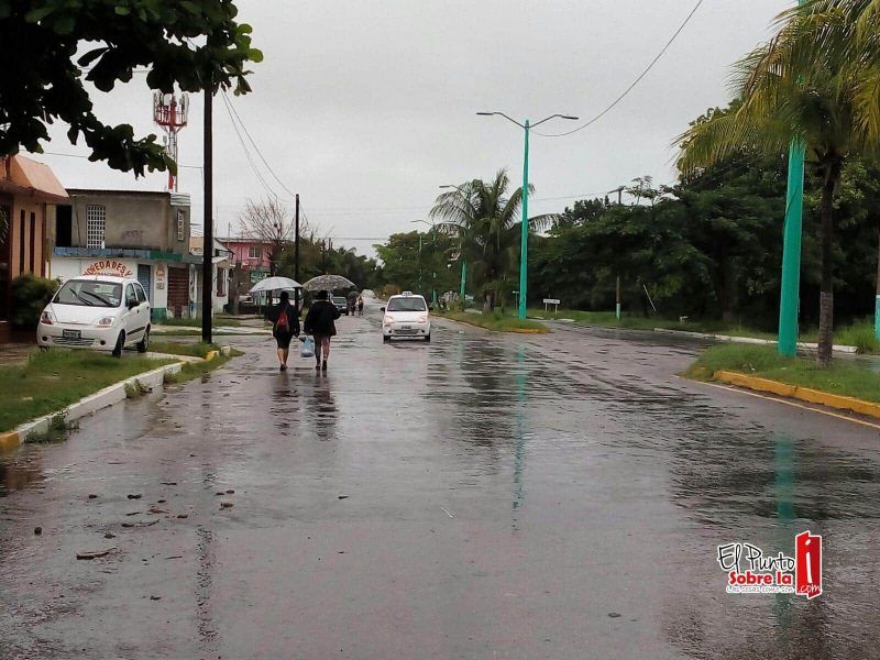 Taxistas hacen su agosto en plena contingencia