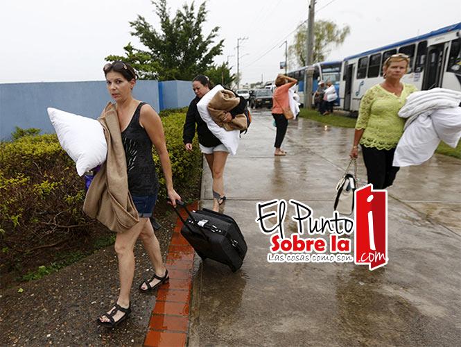 Jalisco evacuó 28 mil turistas de Puerto Vallarta