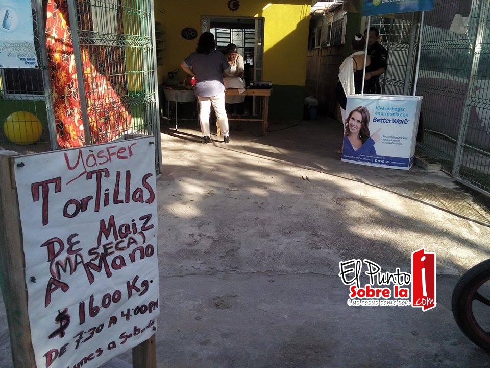 ¡Aquí están calientitas, lleve sus tortillas a mano!