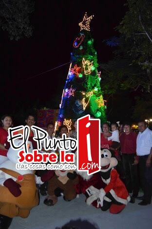 Arman árbol navideño en “Pueblo Mágico”