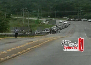 Pobladores de Carlos A Madrazo cumplen su amenaza, bloquean carretera federal