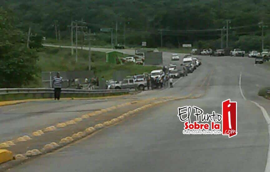 Pobladores de Carlos A Madrazo cumplen su amenaza, bloquean carretera federal