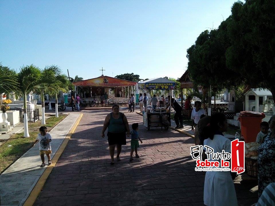 Chetumaleños abarrotan panteones en Día de Muertos