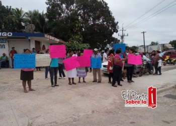Habitantes de Carlos A. Madrazo amenzan con bloquear carretera federal