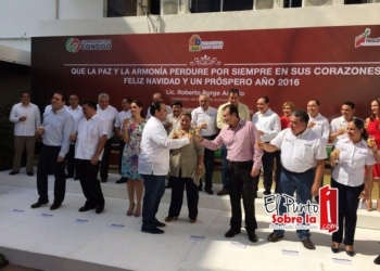 Encabeza Roberto Borge brindis navideño con empleados estatales