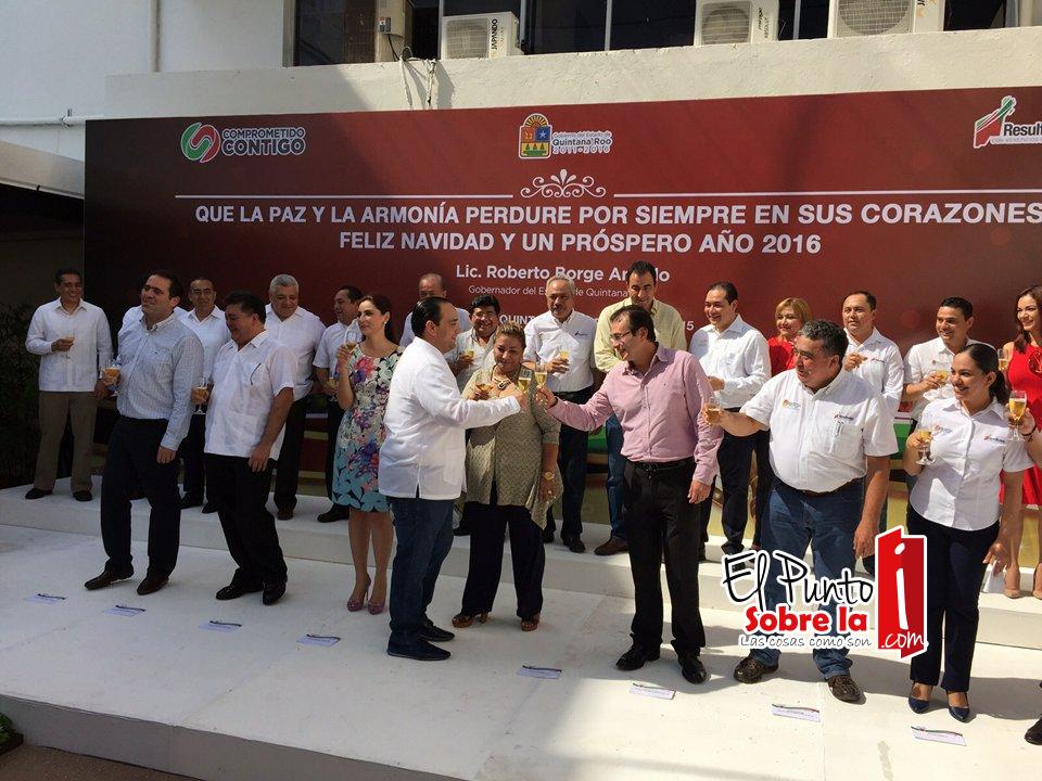 Encabeza Roberto Borge brindis navideño con empleados estatales