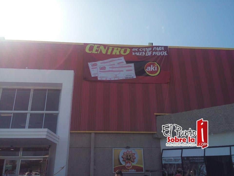 Super Aki hace chanchullos con el canje de pavos navideños