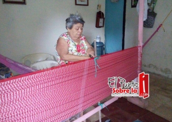 A sus 65 años, “Doña Conchi” sigue dando vida al urdido de hamacas