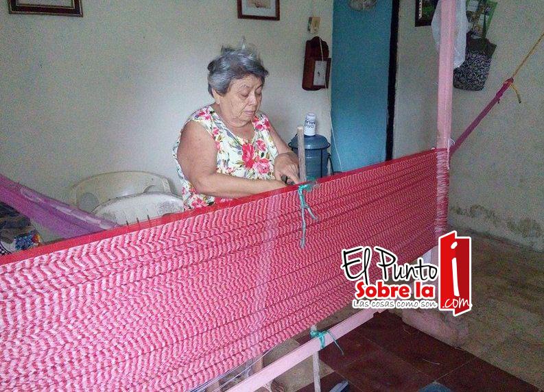 A sus 65 años, “Doña Conchi” sigue dando vida al urdido de hamacas
