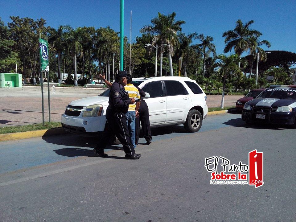 Nadie respeta espacios de discapacitados
