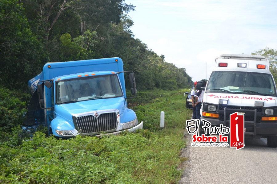 Camión repartidor de agua se sale de carretera Tulum-FCP