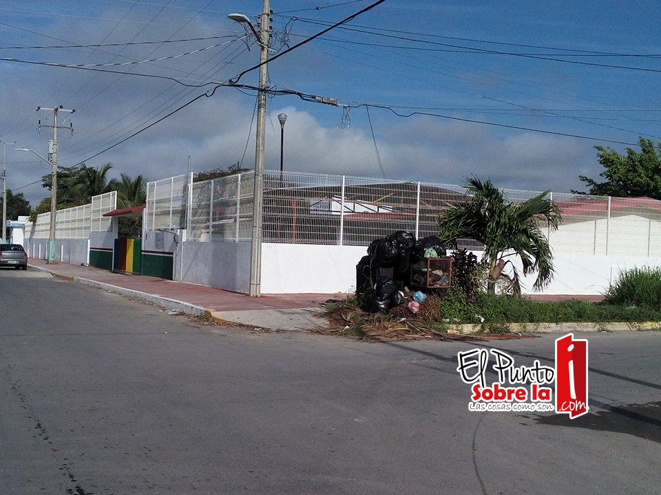 Imploran por recoja de basura en la escuela Aarón Merino