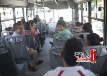 Mauricio Góngora beneficia a universitarios con transporte gratuito
