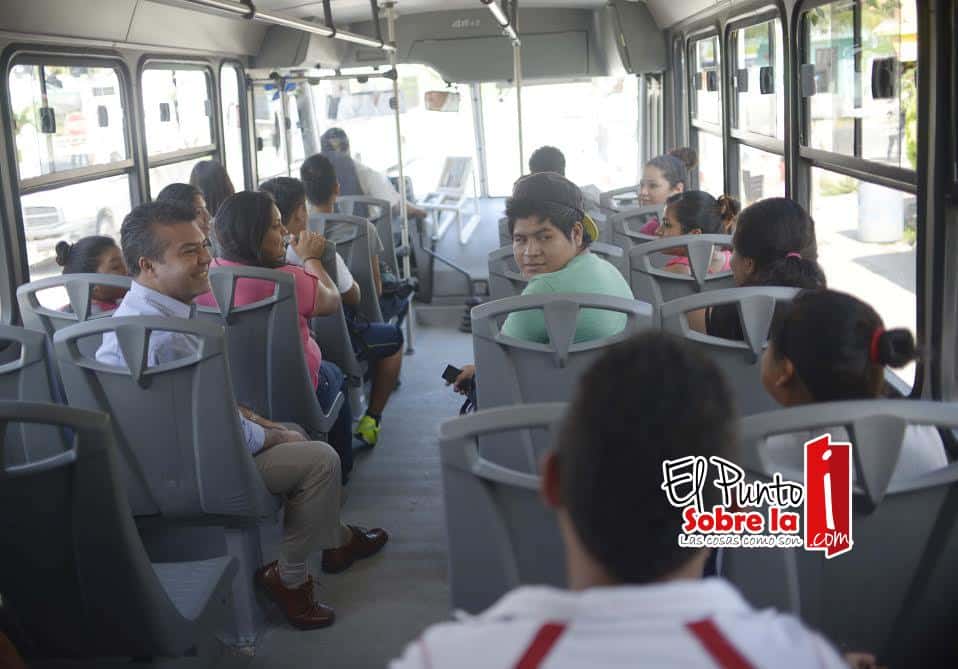 Mauricio Góngora beneficia a universitarios con transporte gratuito