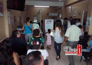 Revientan ciudadanos módulo del INE Distrito 02