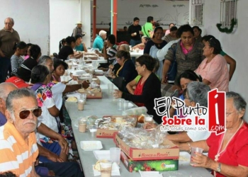 Disfrutan abuelitas y abuelitos tradicional Rosca de Reyes