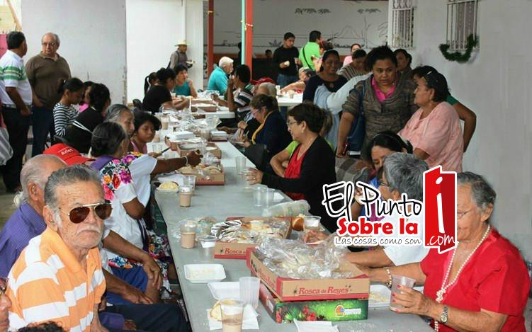 Disfrutan abuelitas y abuelitos tradicional Rosca de Reyes