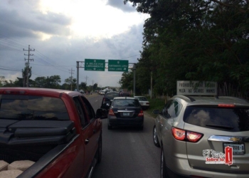 Bloquean carretera federal que comunica a Quintana Roo con Belice y Centroamérica