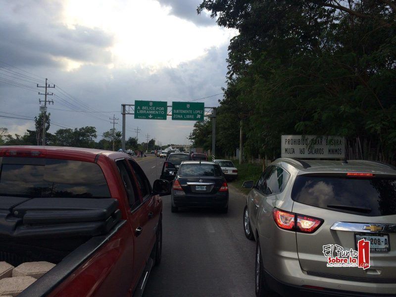 Bloquean carretera federal que comunica a Quintana Roo con Belice y Centroamérica