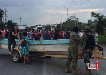 Bloquean carretera federal que comunica a Quintana Roo con Belice y Centroamérica