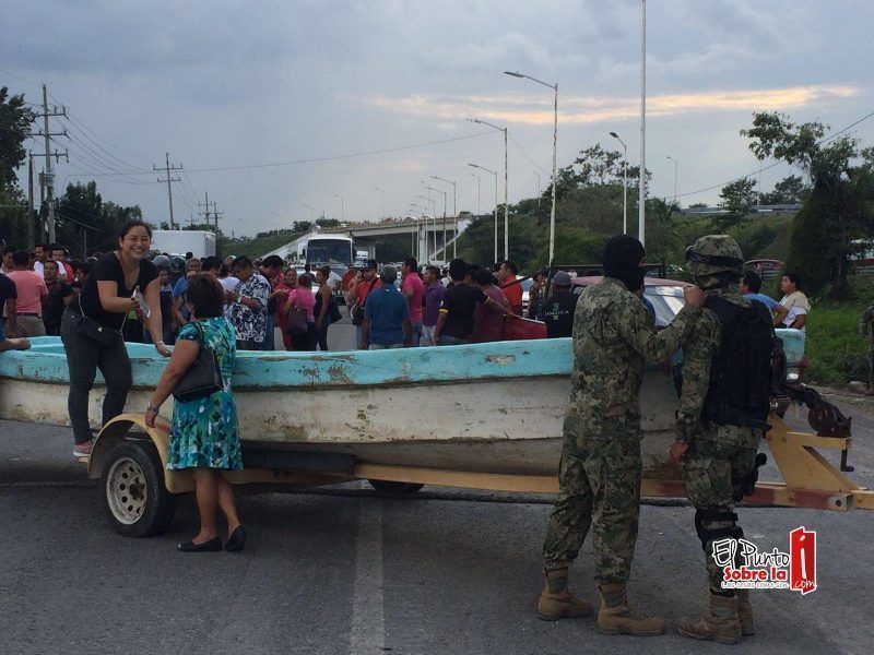Bloquean carretera federal que comunica a Quintana Roo con Belice y Centroamérica