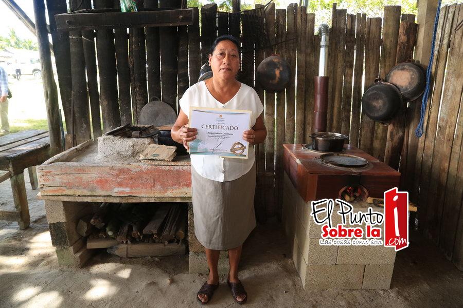 Abuxapqui ya entrego mil estufas ecológicas con apoyo de Enrique Peña Nieto