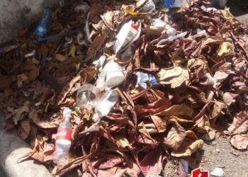 Niños de la Forjadores juegan en medio de la basura