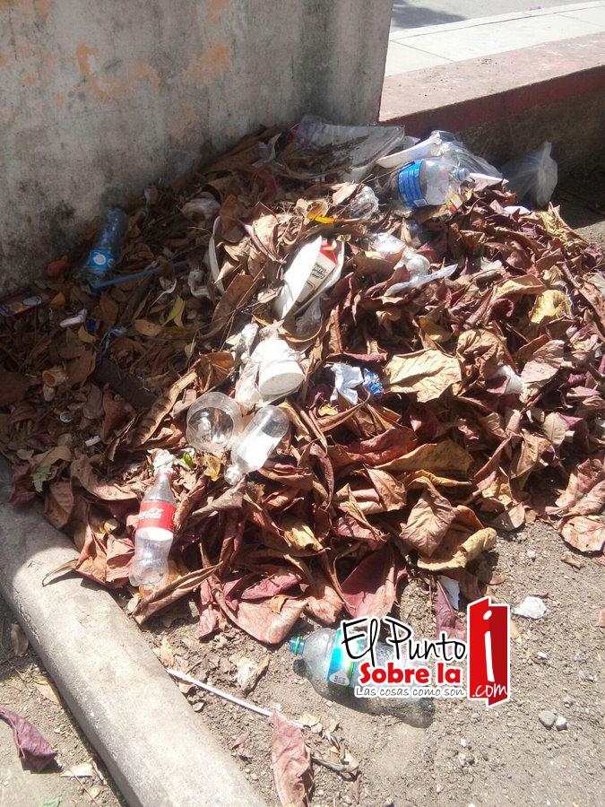 Niños de la Forjadores juegan en medio de la basura