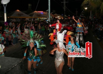 La lluvia “agua” el primer paseo de Carnaval en Chetumal