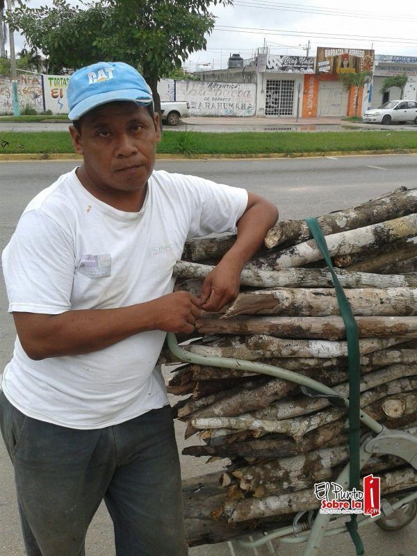 Don Melchor, un hombre que vive de la leña
